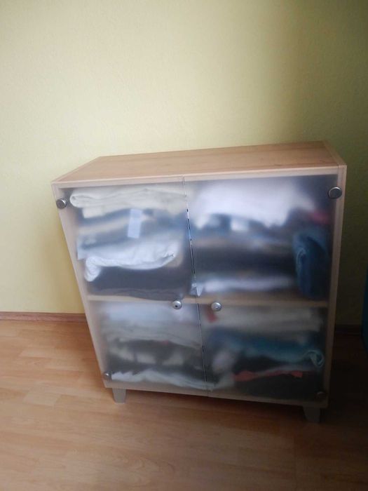 Szafka z drzwiami szklanymi.