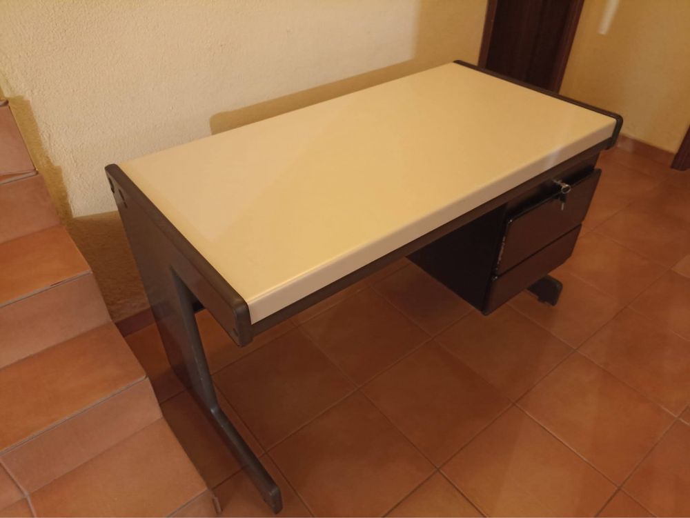 Secretária com módulo de gavetas e cadeira de escritório