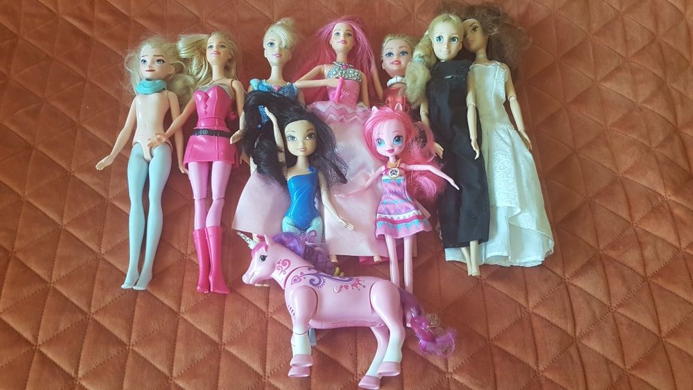 Zestaw 10 zabawek lalek Barbie i innych