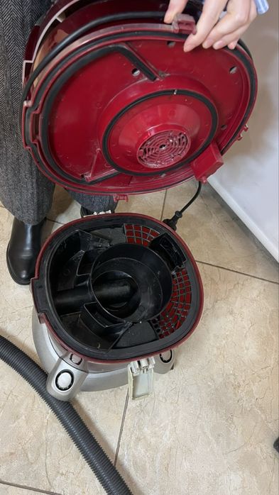 Пилосос миючий. Підлягає ремонту.