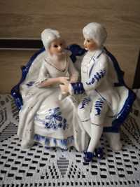 Porcelanowa figura para kochanków na sofie