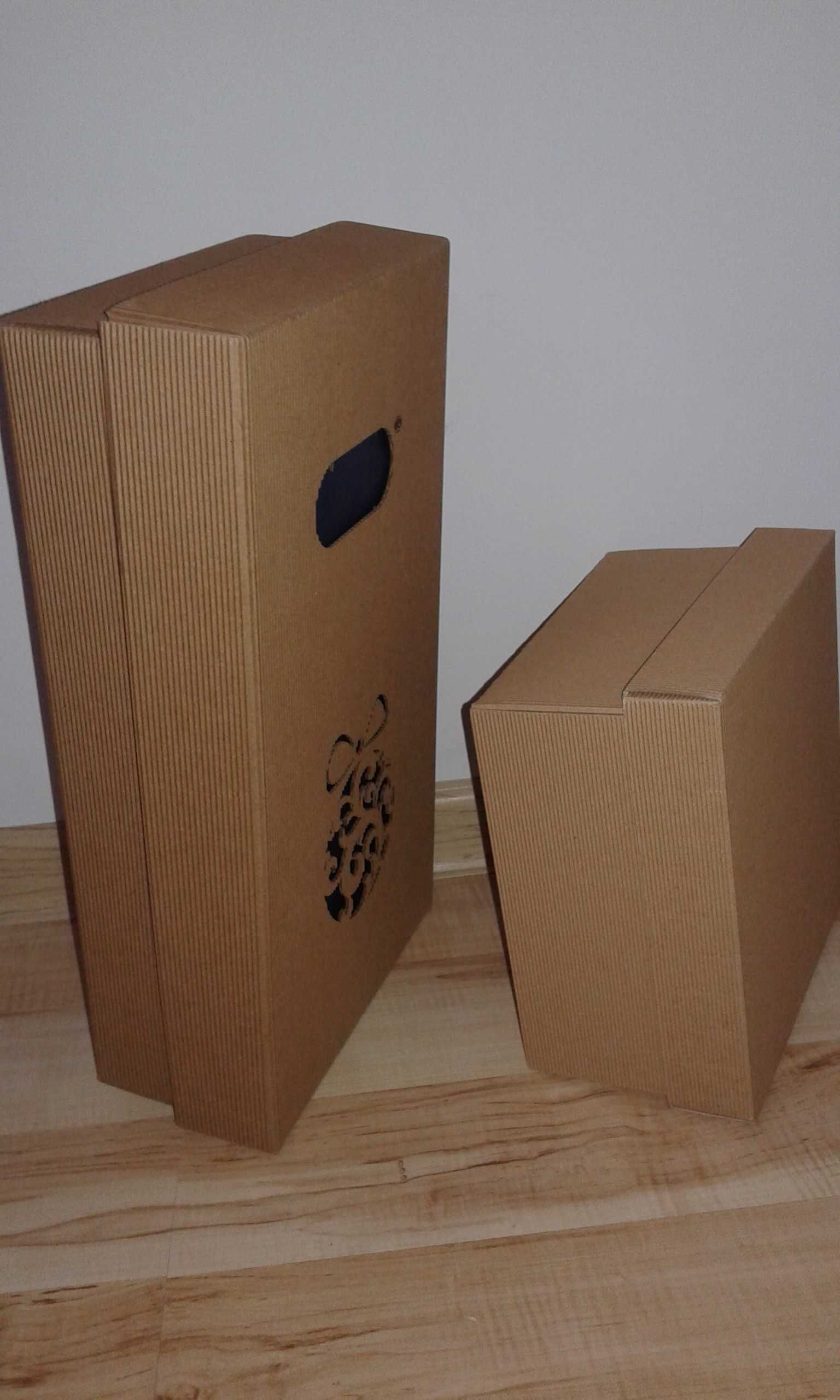 dwa pudełka prezentowe z tektury falistej