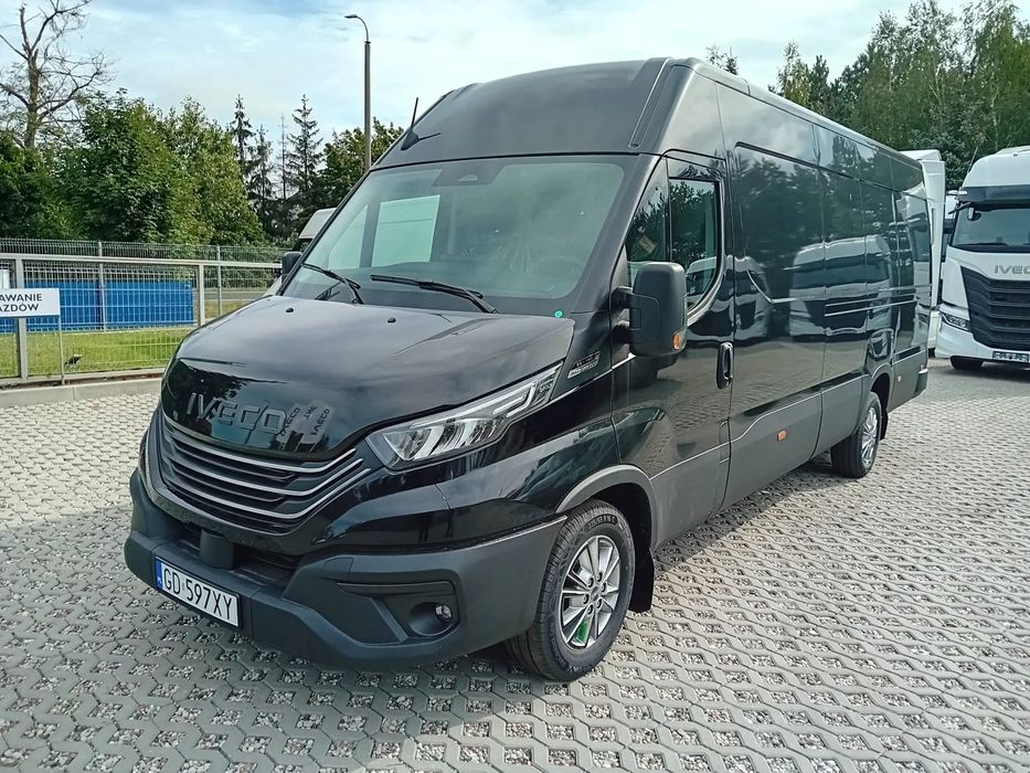 Iveco Daily 35S18HA8V L4H2  Od ręki, kolor czarny, kubatura 16m3