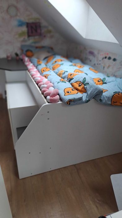 Łóżko z biurkiem i szafką