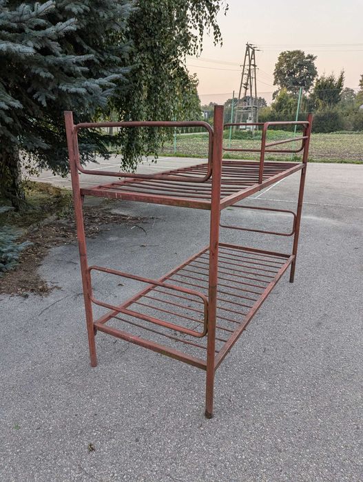 Łóżko piętrowe stalowe