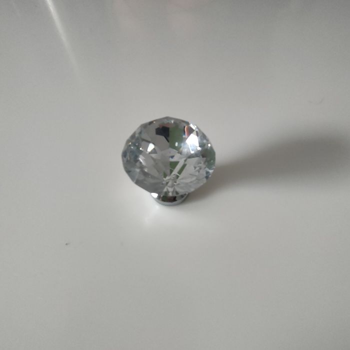 Elegancki uchwyt do mebli – kryształowy, nowoczesny design