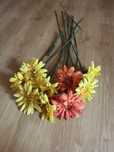 Flores artificiais amarelas e laranjas