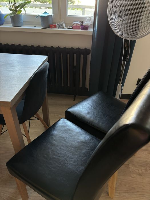 Krzesła czarne skórzane