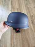 Kask motocyklowy typu orzeszek w stylu niemieckim