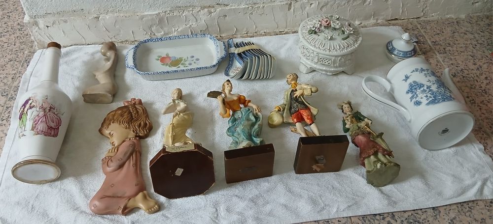 Conjunto de peças de decoração e utensílios de mesa variados,