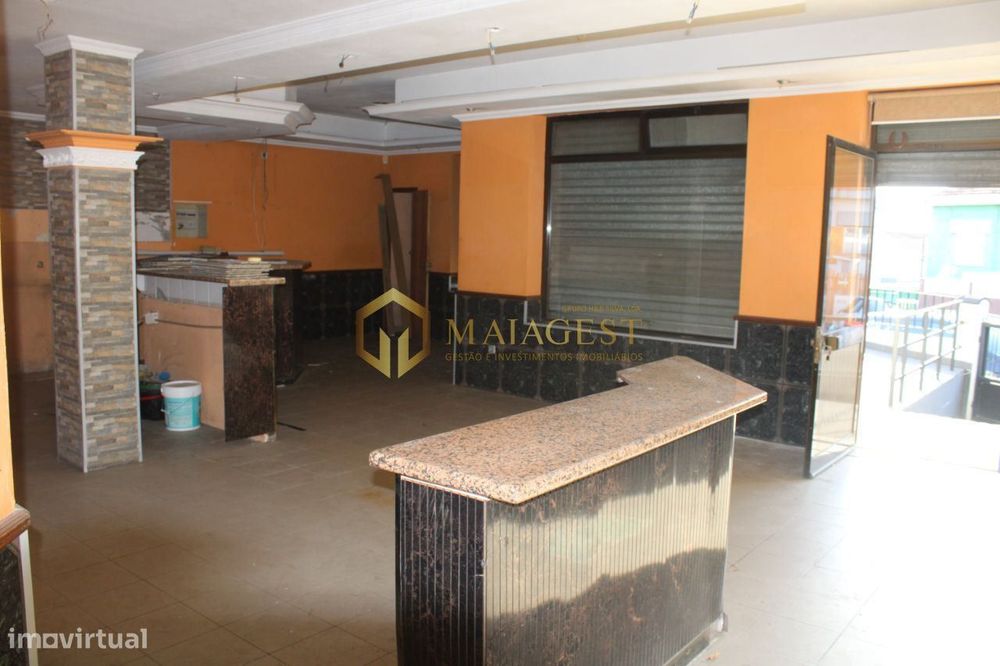 Loja para comercio e serviços com terraço em Matosinhos