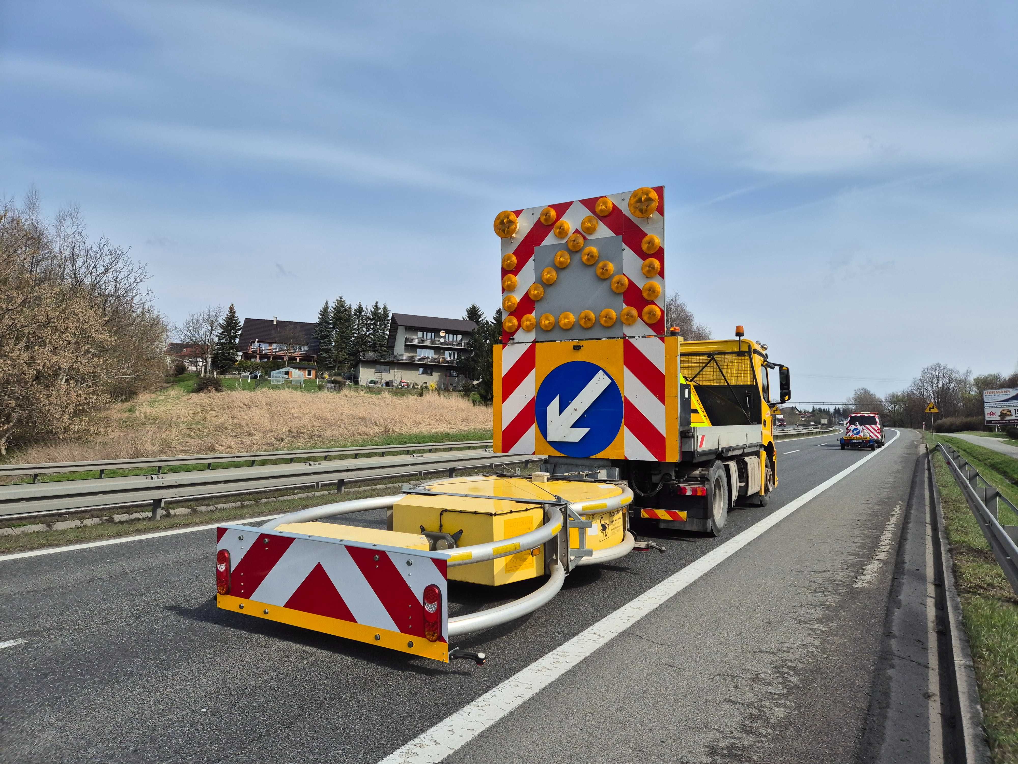 Wynajem poduszki zderzeniowej TMA wraz ze znakiem U26a, U27, VMS