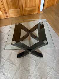 Mesa de centro com tampo de vidro