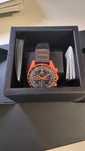 Omega x Swatch SO33O100 Lava - Symulator Wulkanu