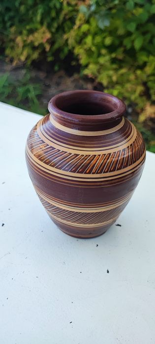 Jarro em barro e pintado