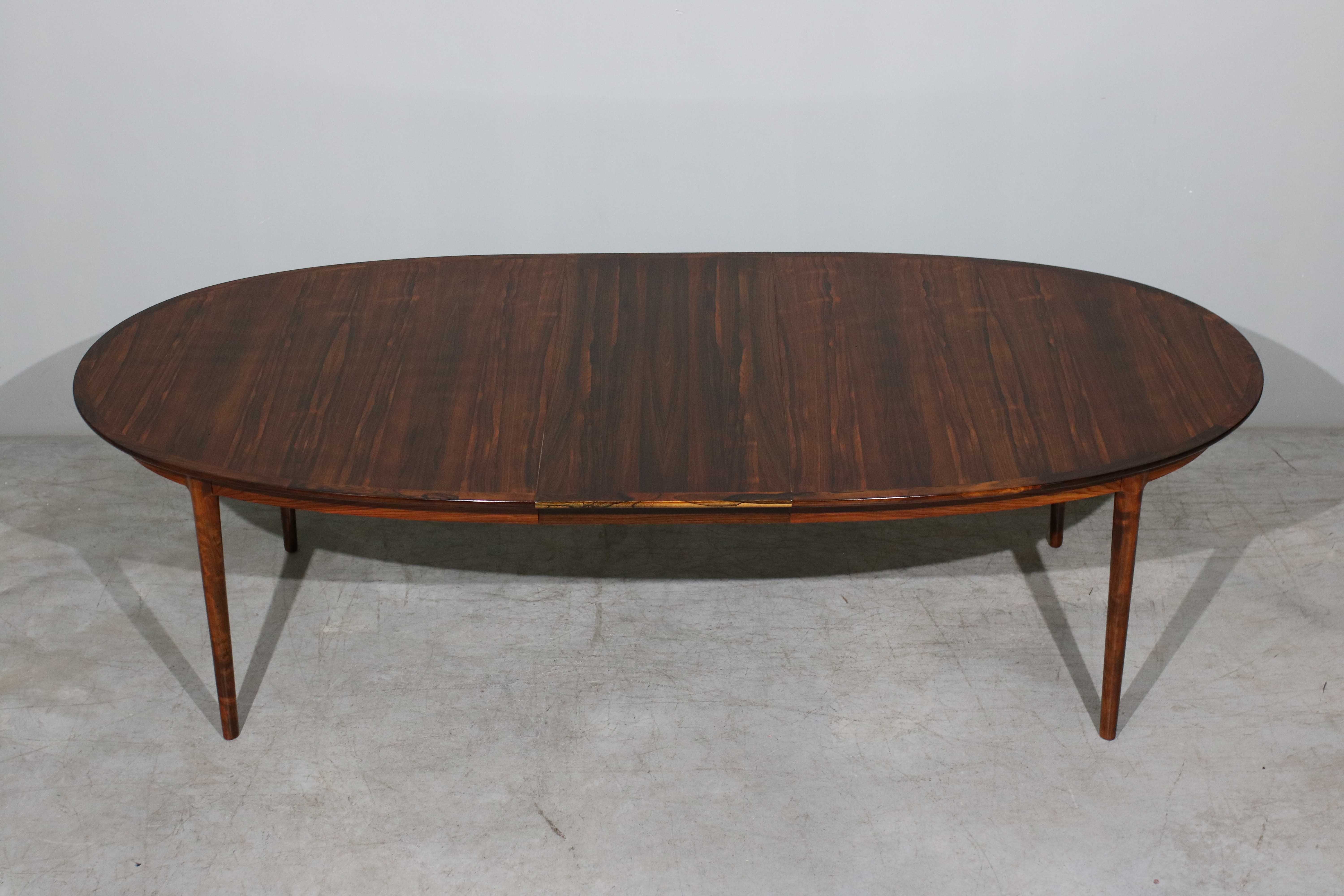 Mesa Oval Extensível Niels O. Moller em pau santo | Danish Design