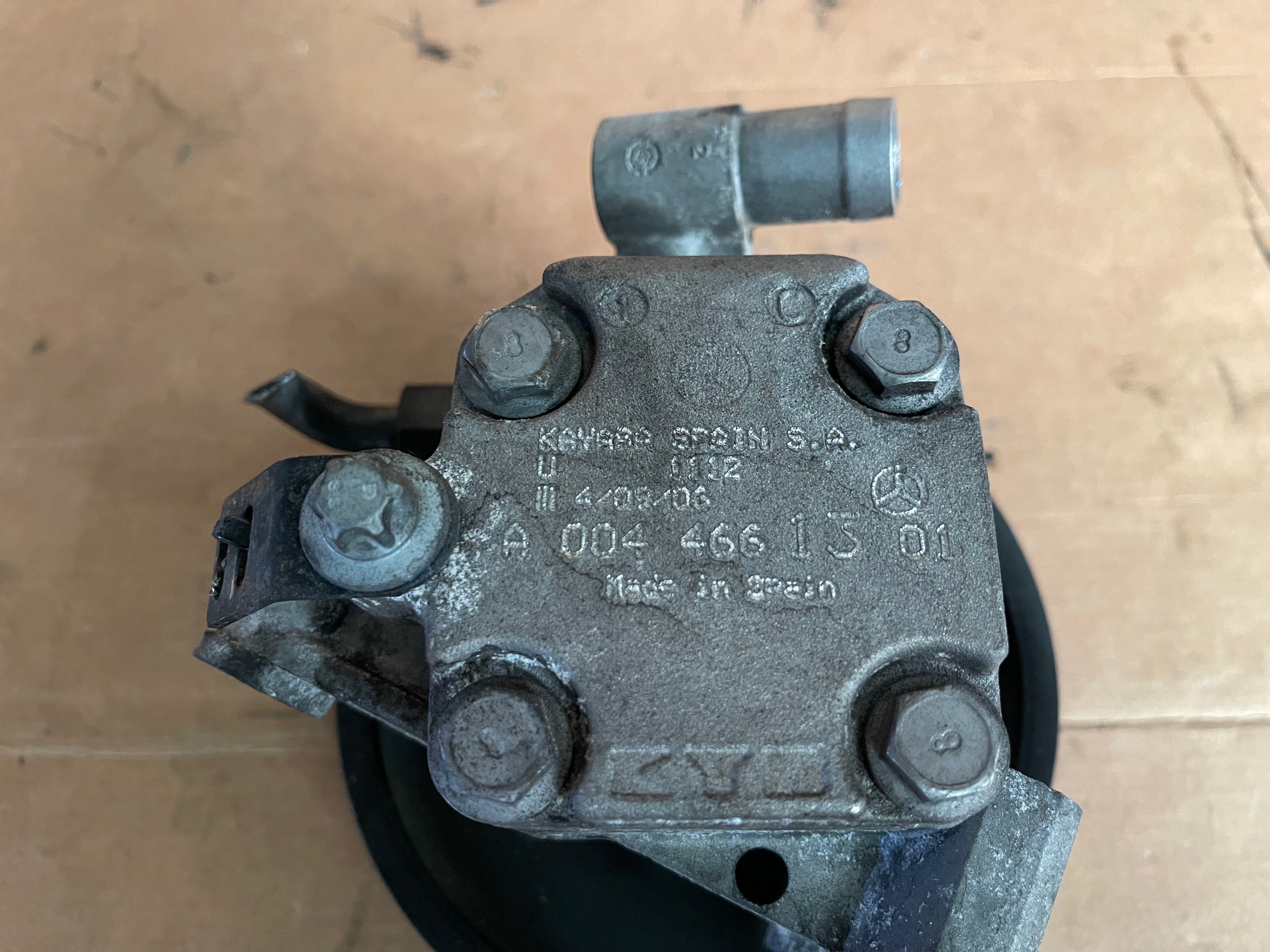 Bomba Direção assistida Mercedes W203 C220 Cdi KYB A0044.461301
