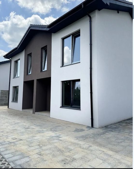 Продам будинок дуплекс в м.Вараш