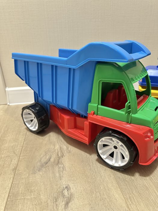 Велика грузова машина і кран