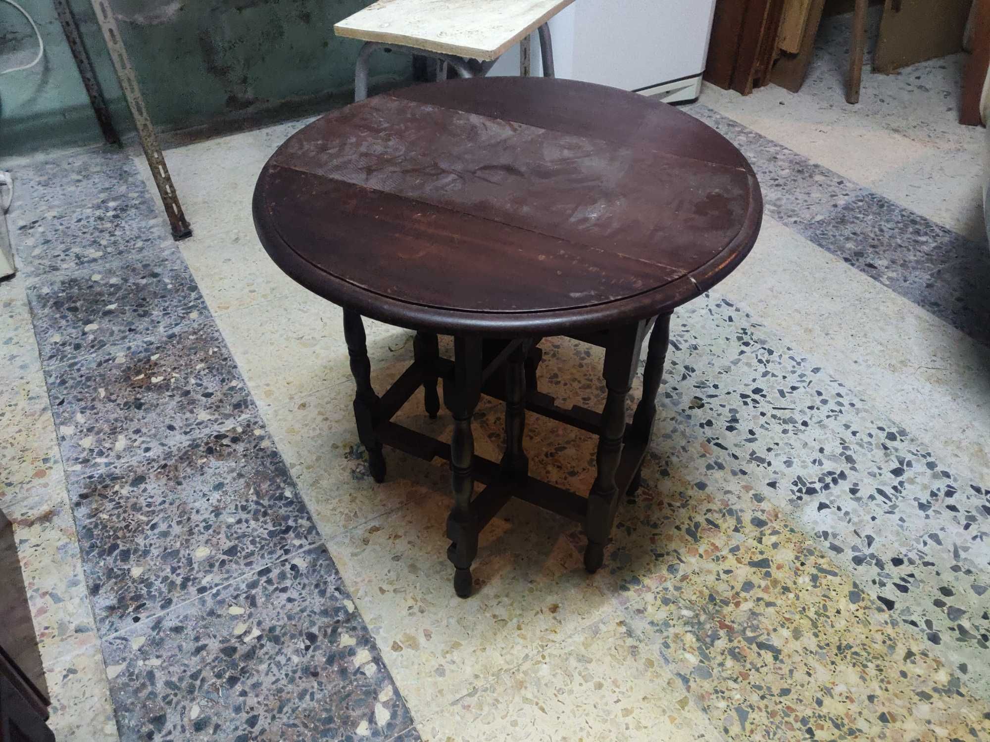 Mesa de madeira escura