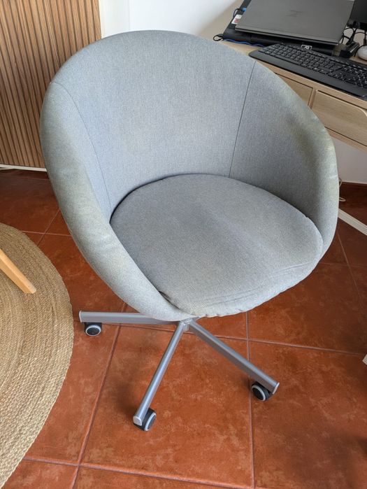 Secretária tampo em madeira e pés em ferro e cadeira giratória