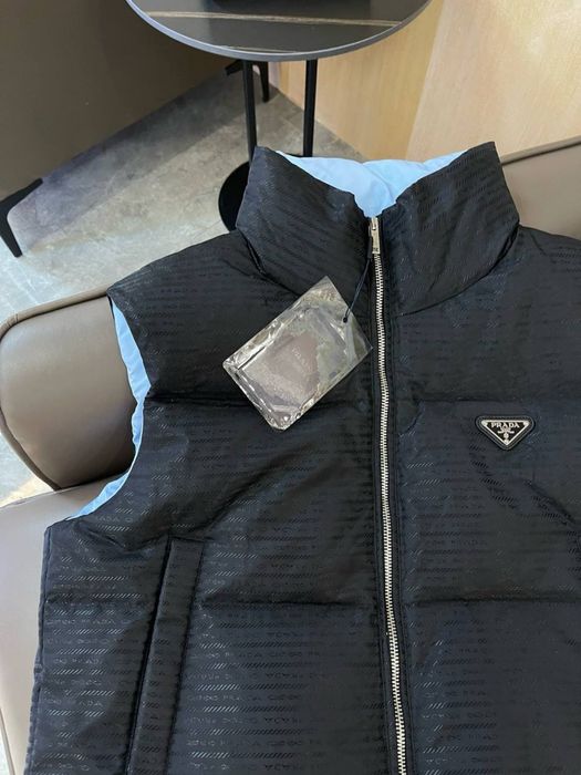 Жилетка prada безрукавка