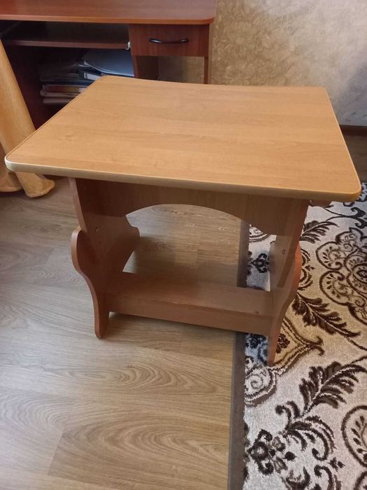 Парта -стол детская с регулировкой высоты и наклона.