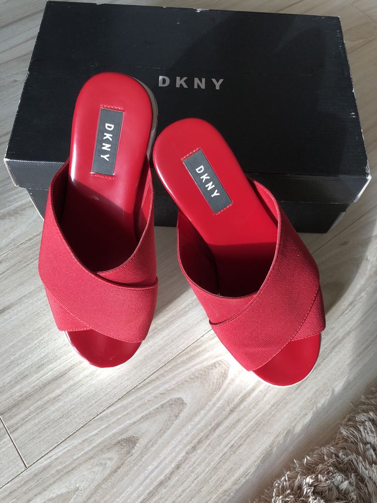 DKNY шльопанці