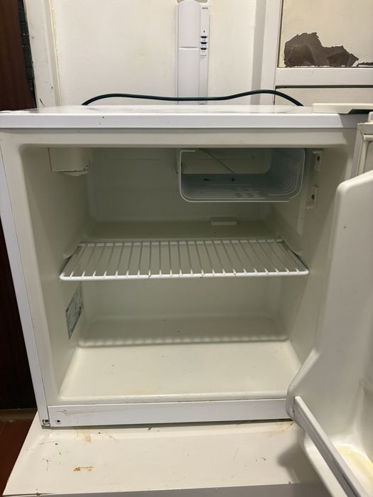 Frigobar semi novo