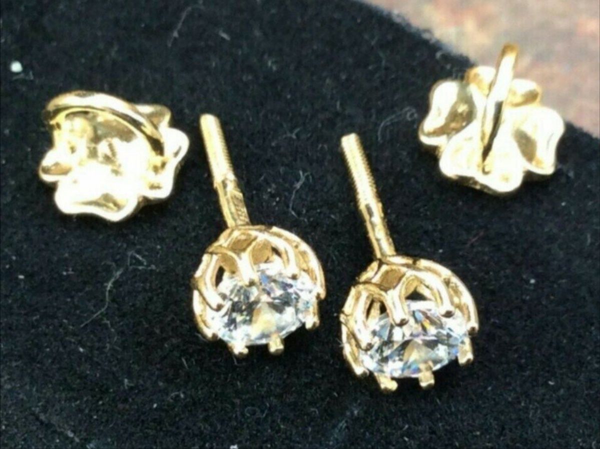 Серьги-гвоздики с бриллиантами 0.90 карат