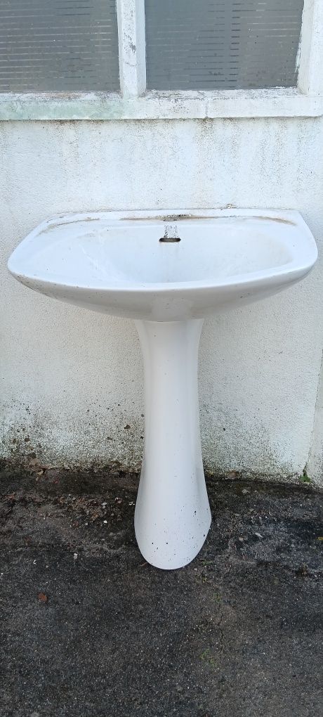 Lavatório branco com coluna