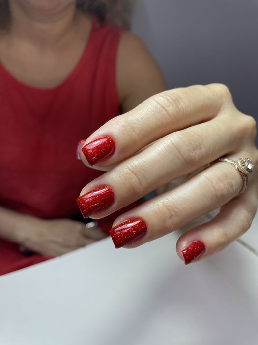 Манікюр,педикюр,нарощування і коррекція нігтів.