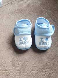 Błękitne buciki dla niemowlaczka