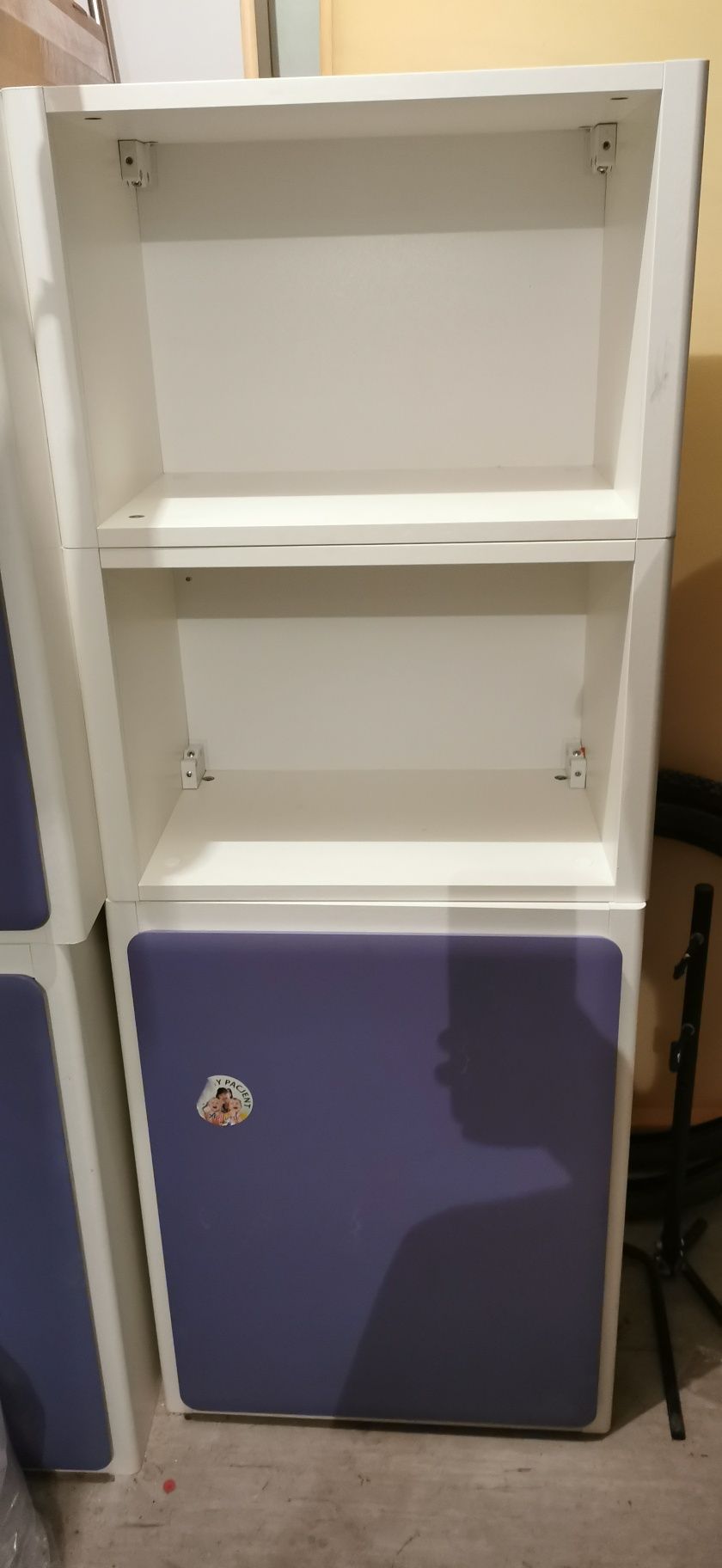 Meble dziecięce wiszące szafki i półki