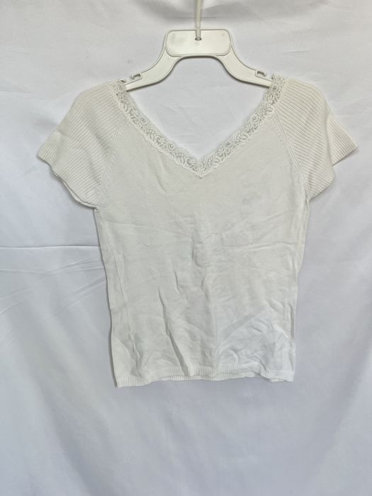 Biała Dzianinowa bluzka z koronką i szydełkowymi kwiatami TU