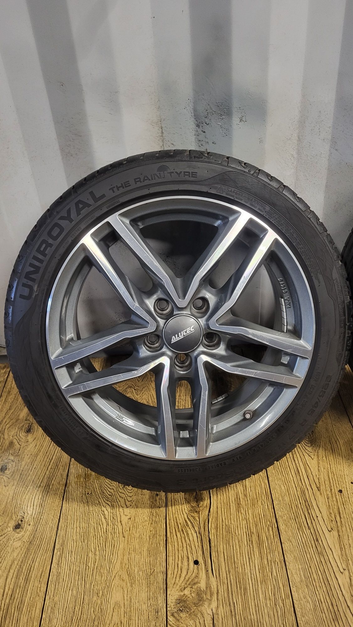 Felgi ALUTEC 17" 5x112 z oponami 225/45 R17 Seat Leon Vw Skoda Audi