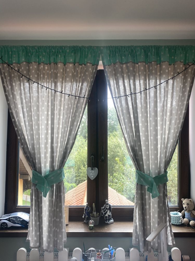 Lampa wiszaca i zaslony w gwiazdki, półki wiszące chmurki.