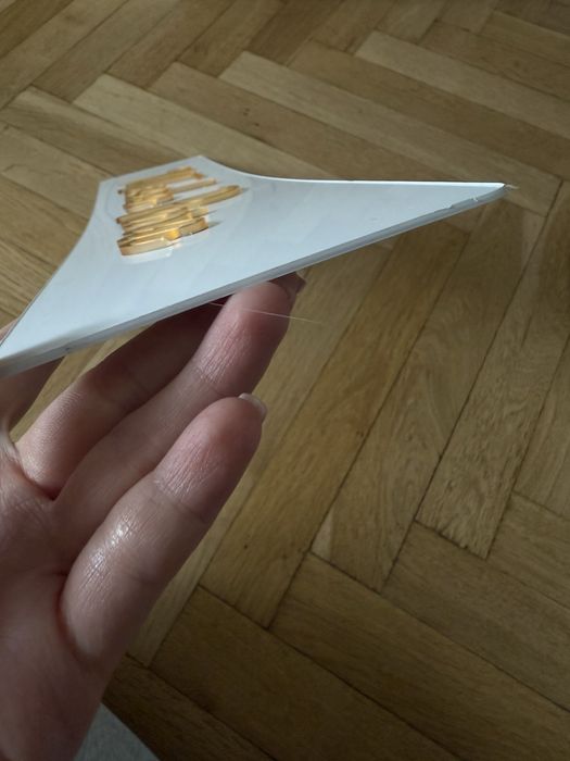 Białe tablice rejestracyjne ślubne ze złotymi lustrzanymi napisami