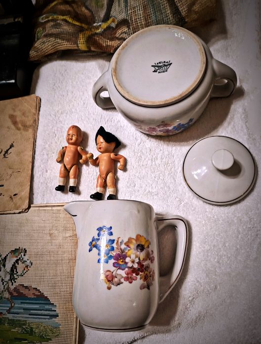 Лот книжки,посуд Німеччина,вишивка,різак для фотографій вінтаж ретро