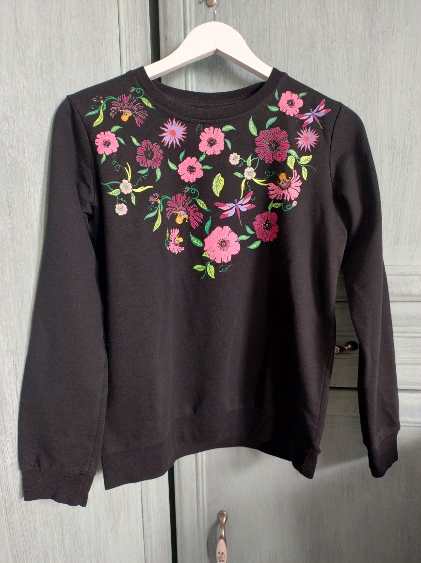Czarna bluza w kwiaty Sinsay