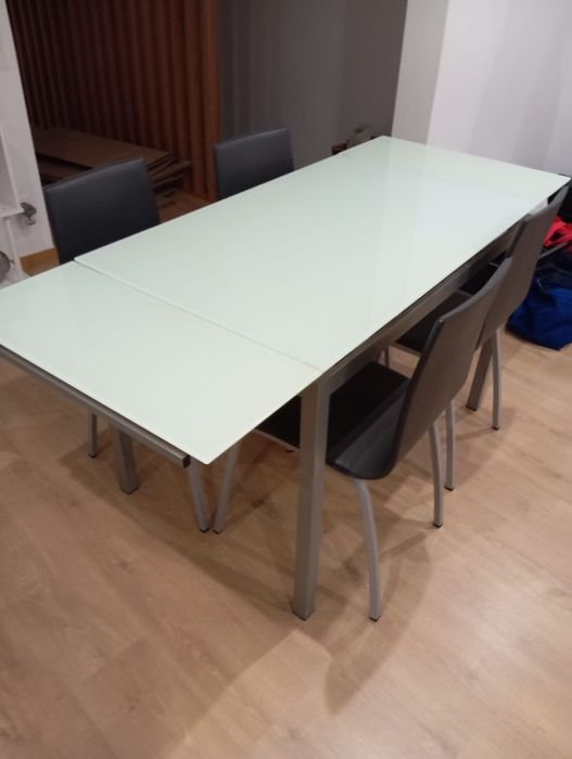 Mesa extensível e cadeiras como novas