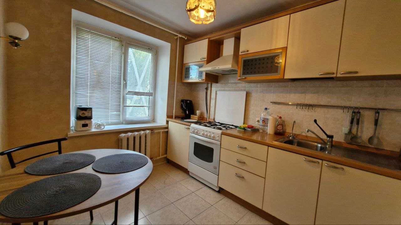 Продаж 2к біля метро 5 хв. Теремки вул.Глушкова 32. Вільна.
