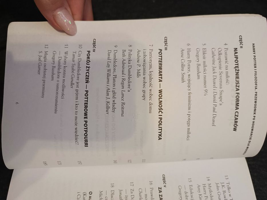 Harry Potter i filozofia, zawiera omówienia wszystkich książek