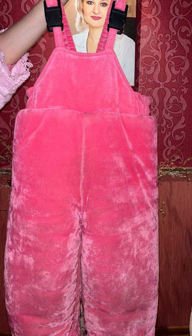 Зимняя детская дубленка-комбинезон розового цвета с мехом  внутри.