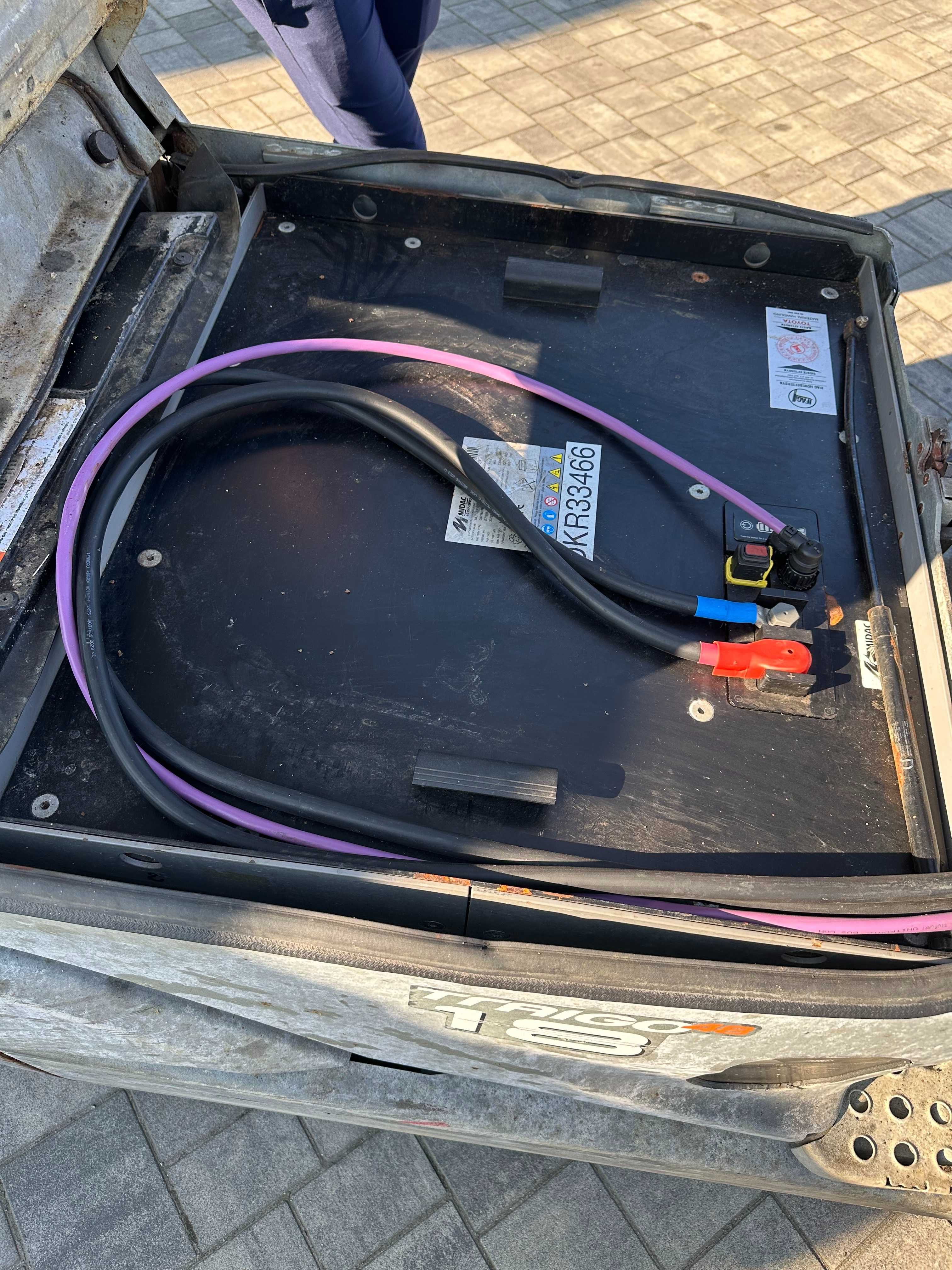 Wózek widłowy elektryczny LI-ON 8FBE18T Triplex, obrotnica