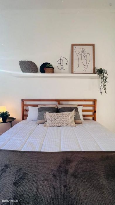 566670 - Quarto luminoso com cama de casal...