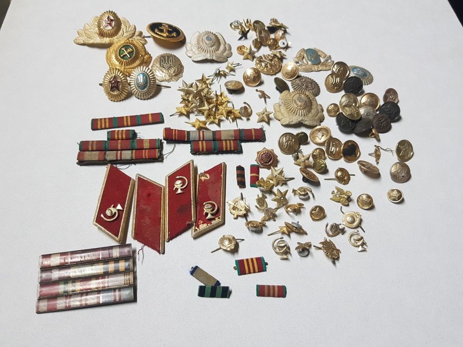 Погоны, пуговицы.