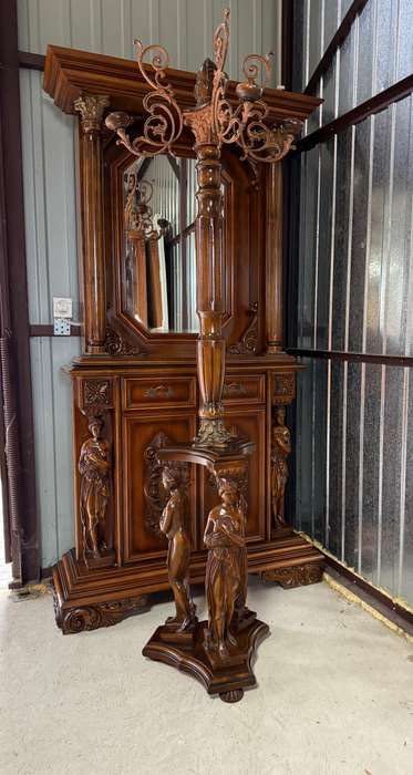 Włoski rzeźbiony stojący wieszak- drewno, mosiądz