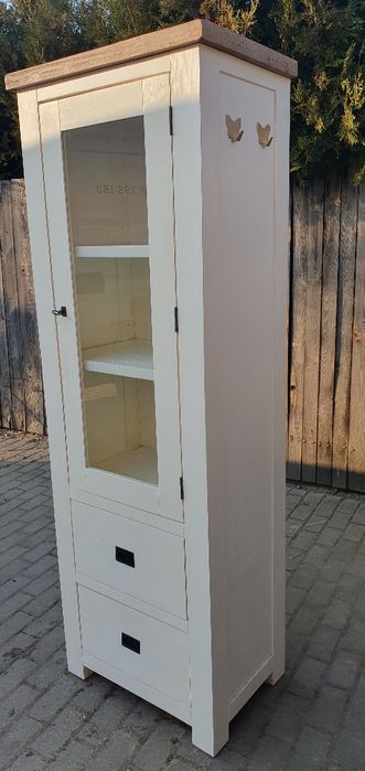 Biała drewniana witryna