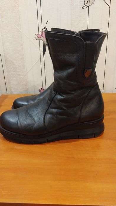 Продам женские кожаные сапоги  Размер 40